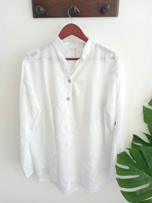 Producto - Blusa flor relieve blanca