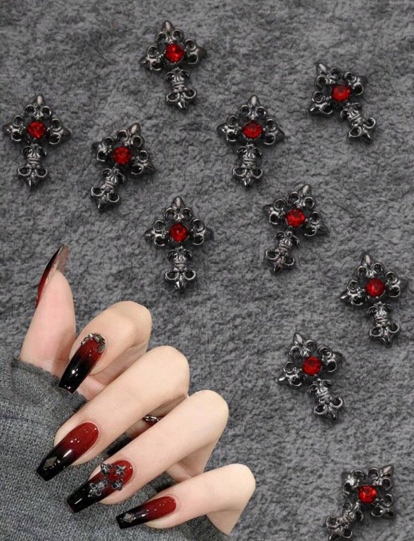 Producto - Dije de uñas cruz peltre con rojo