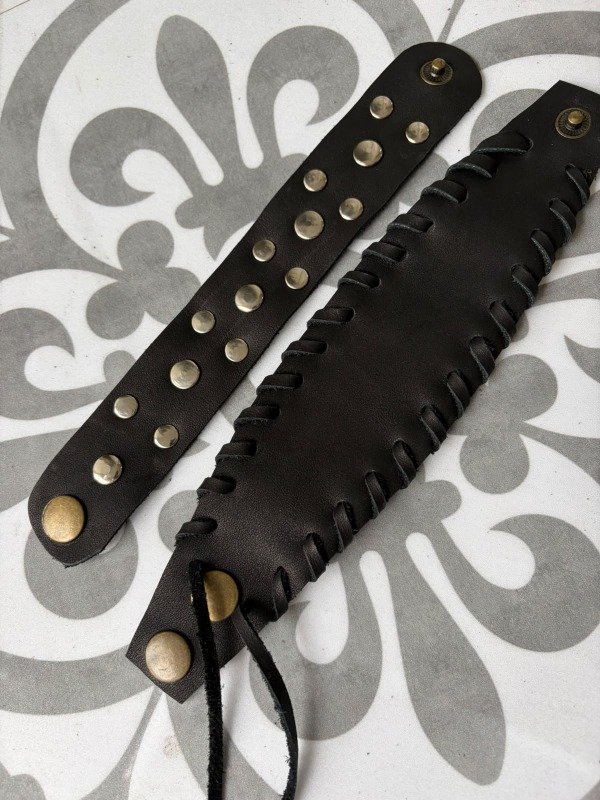 Producto - Pulsera negra tachas - 1