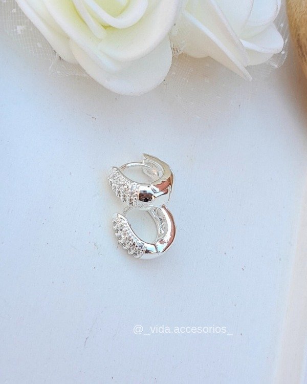 Producto - Argollitas oval plateadas de 12 mm con micropave