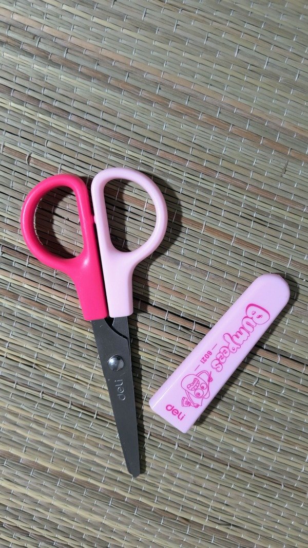 Producto - Tijera con tapa rosa