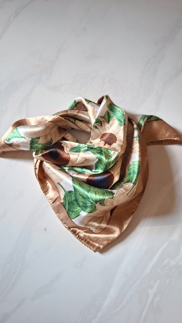 Producto - Pañuelo Flores beige