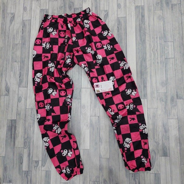 Producto - Jogger kuromi cuadrille rosa