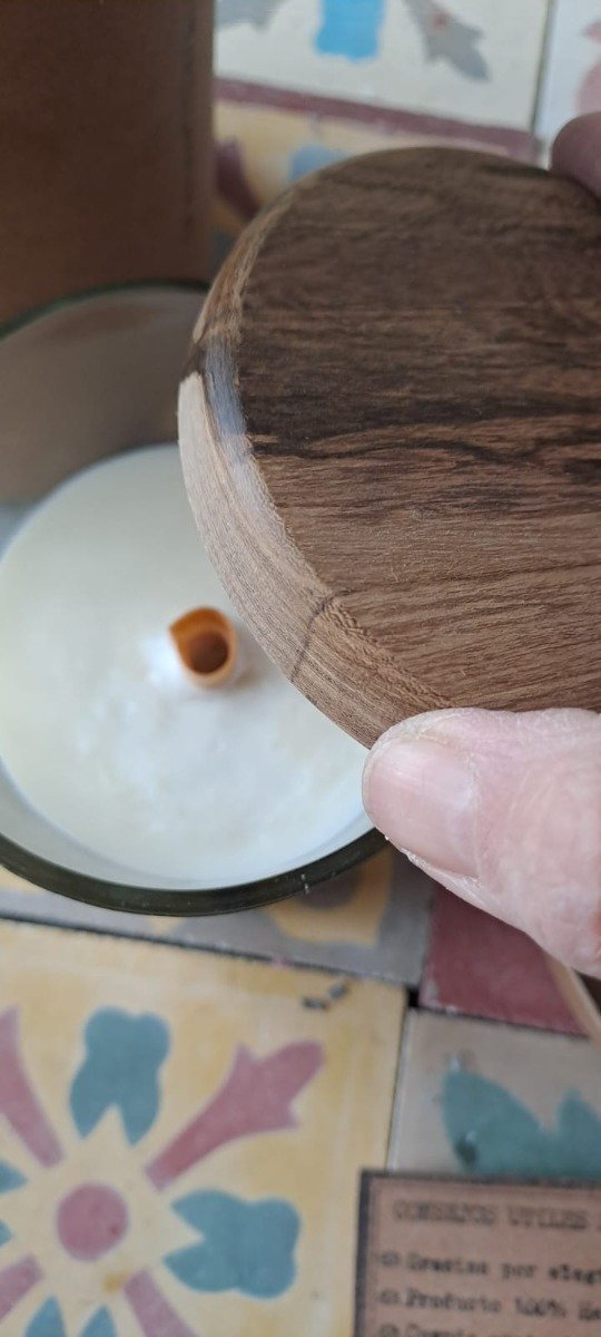 Producto - VELA DE SOJA "FOLK" CON 1 MECHA DE MADERA REDONDA