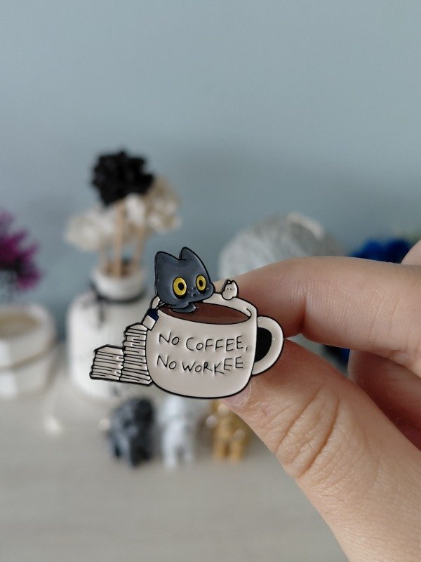 Producto - Pin metalizado - Michi "No coffee, no workee" #2396