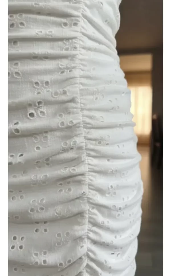 Vestido corro de brodery al cuerpo hombros caídos — imagen 3