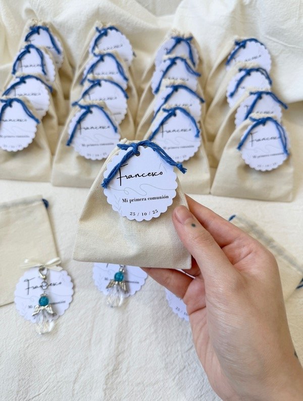 Producto - Souvenir llavero #4 + bolsita de lienzo - hilo color azul francia