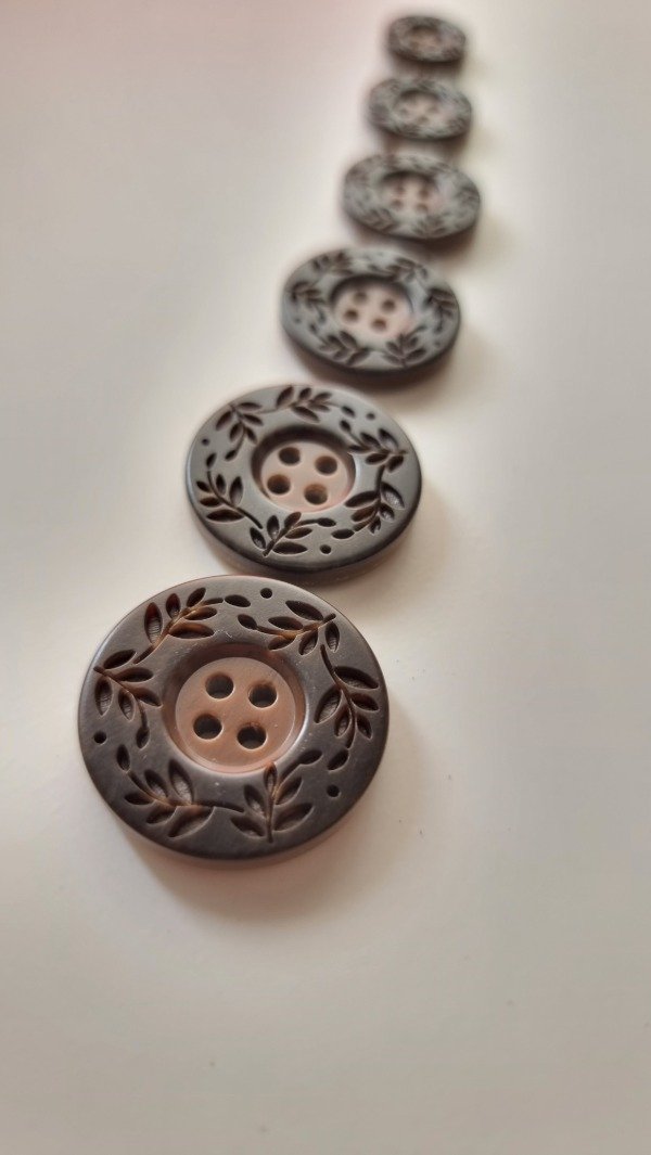 Producto - Botón hoja tallada MARRÓN OSCURO (distintas medidas)