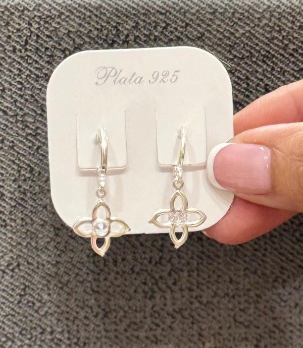 Producto - Argolla con dije flor 4 pétalos