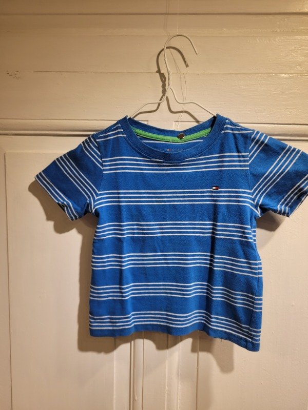 Producto - Remera TOMMY HILFIGER azul y blanco Talle 18 meses - PRECIO: 10X