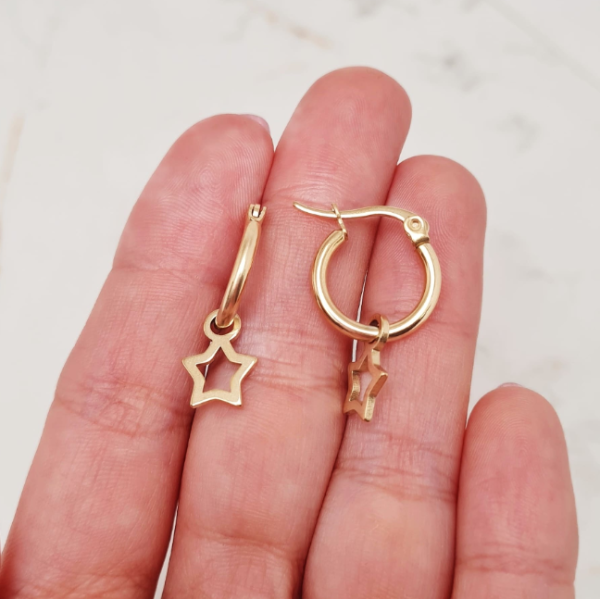 Producto - Argollitas de acero dorado dije calado - estrella