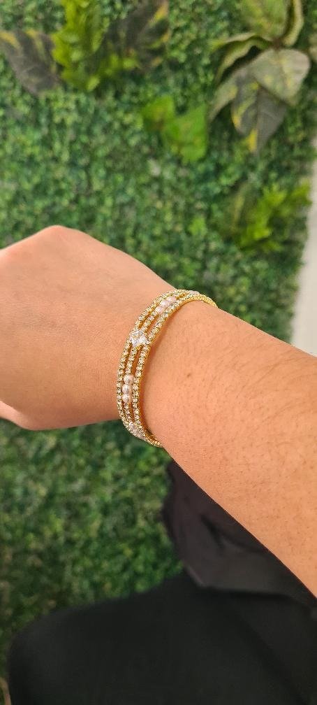 Producto - Pulsera dorada brillos y perlas.