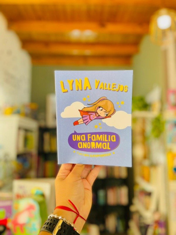 Producto - Lyna Vallejos - Una familia anormal y la capa superpoderosa