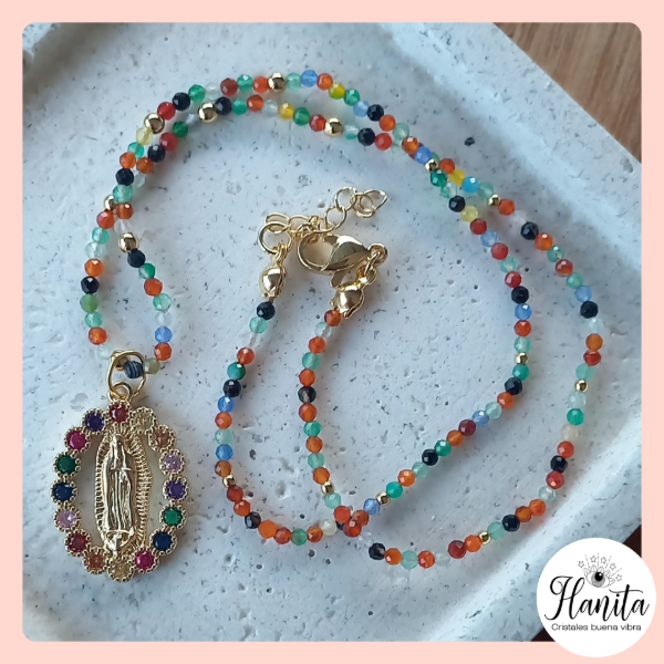 Producto - Dije Virgen Guadalupe oro laminado y strass multicolor