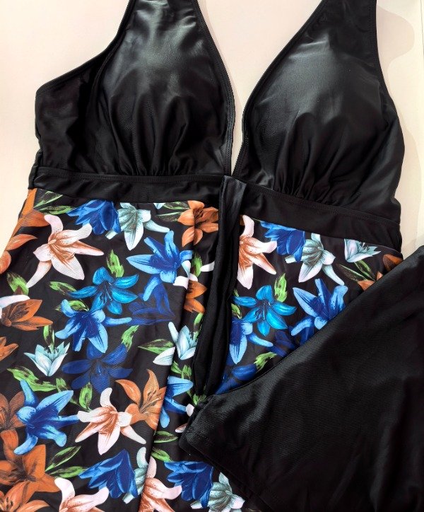 Producto - Tanquini plus size de Negro estampado flores azul