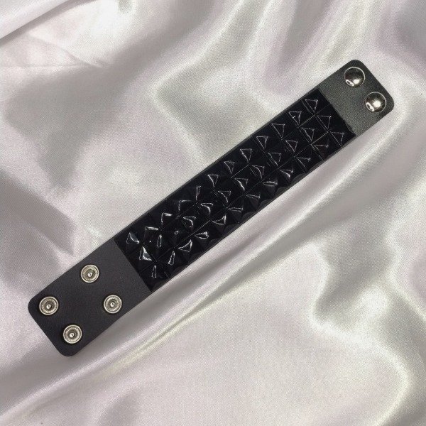 Producto - Blackout Spike Cuff