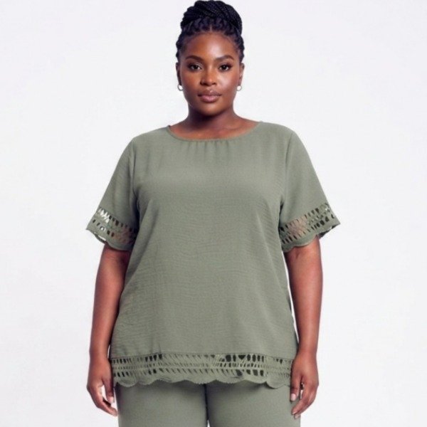 Producto - Blusa Crepe con Guipiur en mangas y terminación cuerpo. Talle 48/52