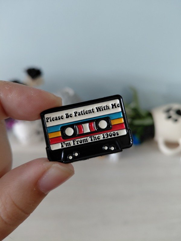 Producto - Pin metalizado - Cassette "Please be patient with me, I'm form the 1900s" #1545