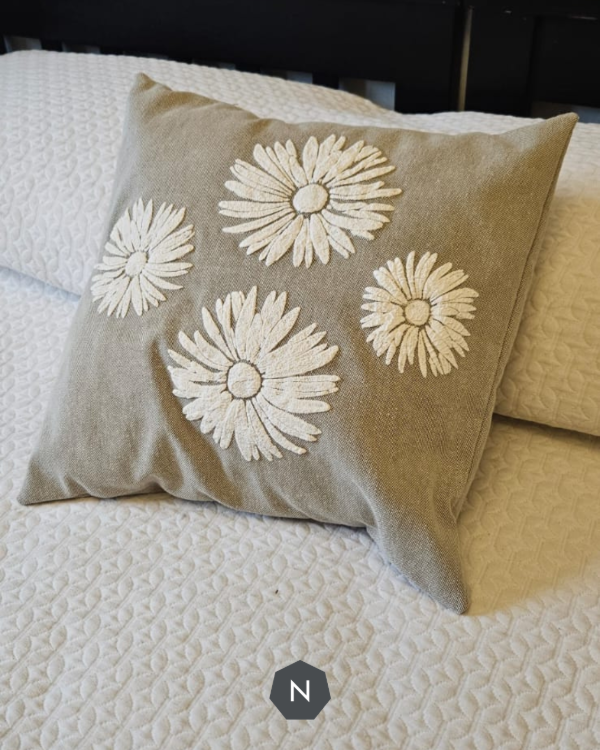 Producto - Funda almohadón margaritas en relieve