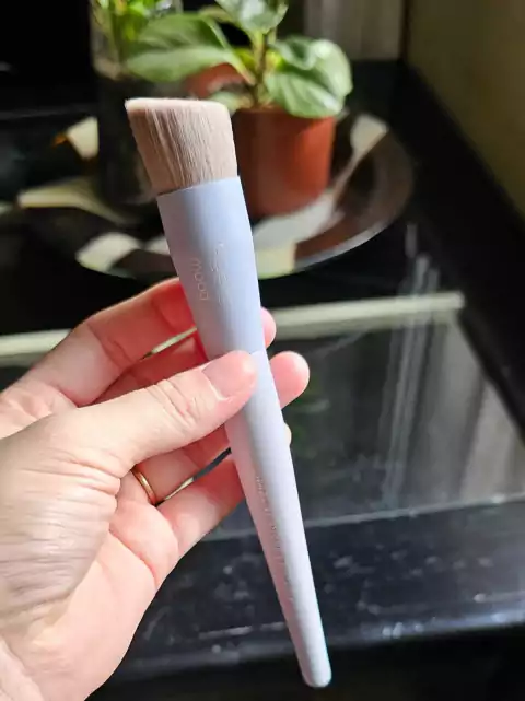 Producto - Brocha angular para base Feels Ruby Rose