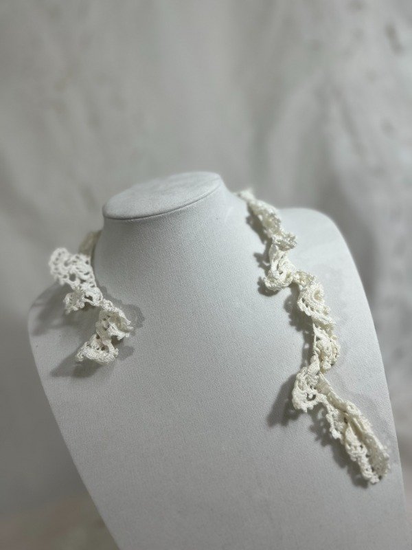 Producto - Puntilla cinta al crochet en hilo blanco