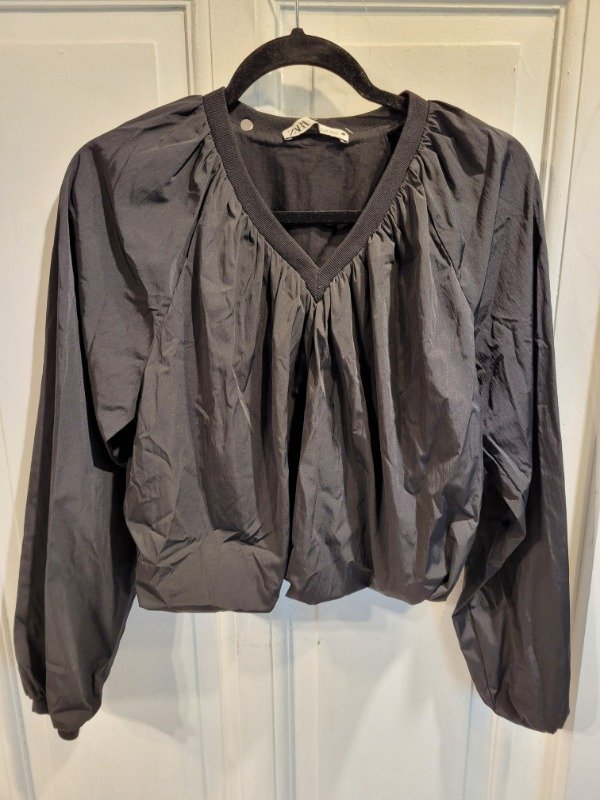 Producto - Buzo ZARA negro globo escote en v Talle XS - PRECIO: 70X