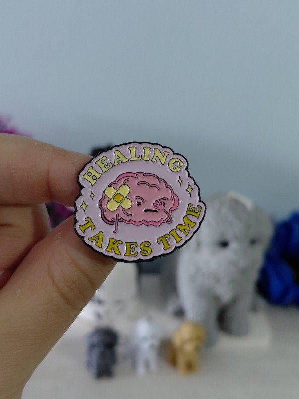 Producto - Pin metalizado - Healing takes time #2707