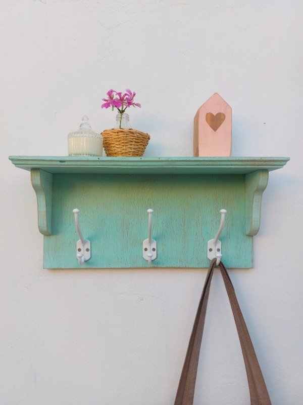 Producto - Perchero clásico color verde agua - con estante y ganchos dobles metálicos