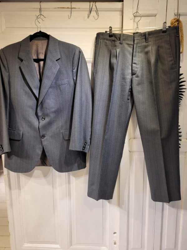Producto - Traje MB COLECCION gris líneas coloradas - Talle 50- PRECIO: 70X