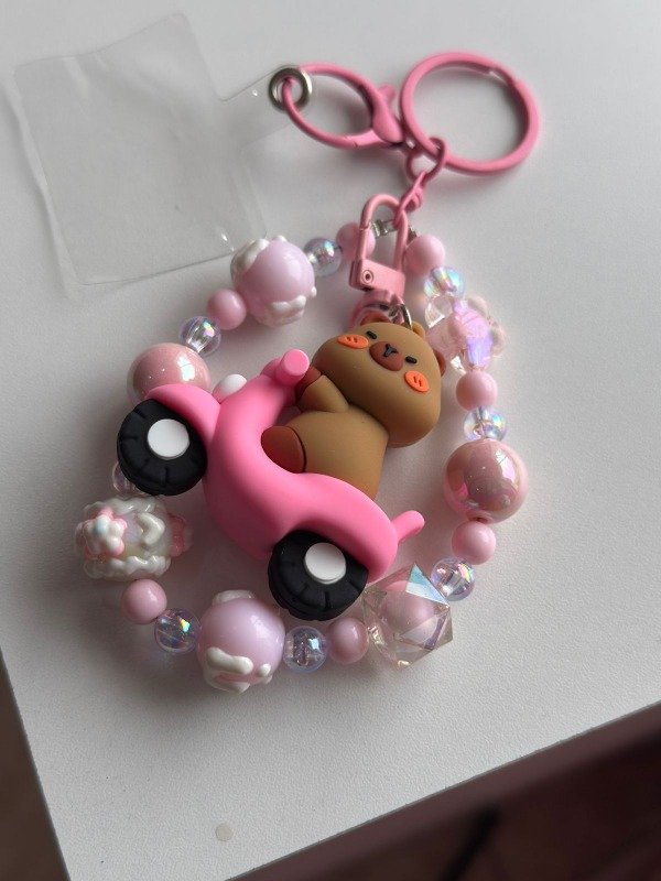 Producto - Correa Strap - llavero perlas capibara en moto