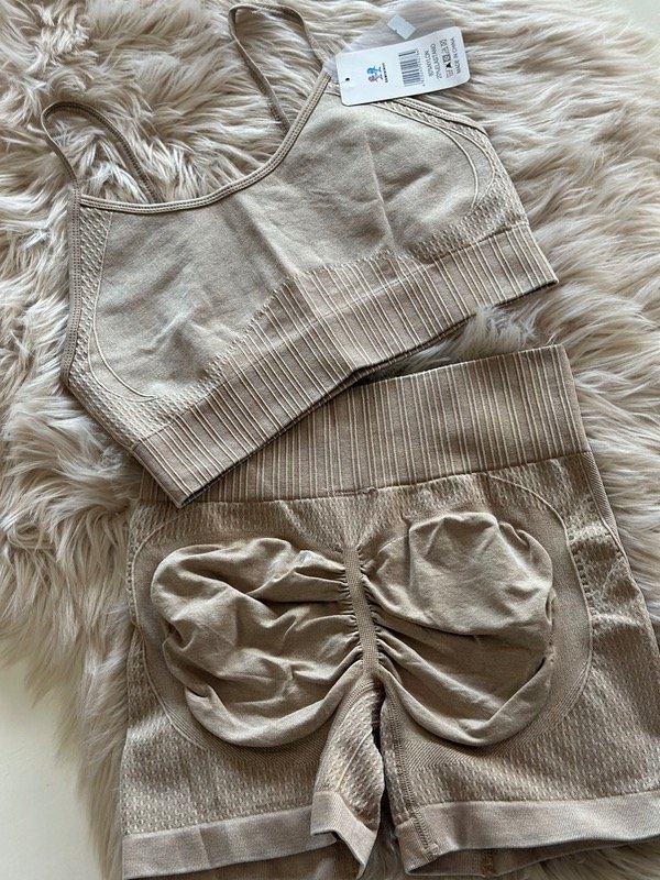 Producto - CONJUNTO SEAMLESS CON FRUNCE TIRAS FINAS NUDE