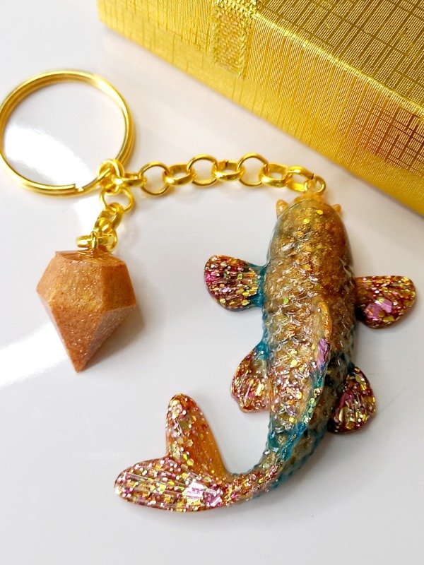 Producto - Llavero de resina Pez Koi dorado y azul,  con cadena dorada y dije.