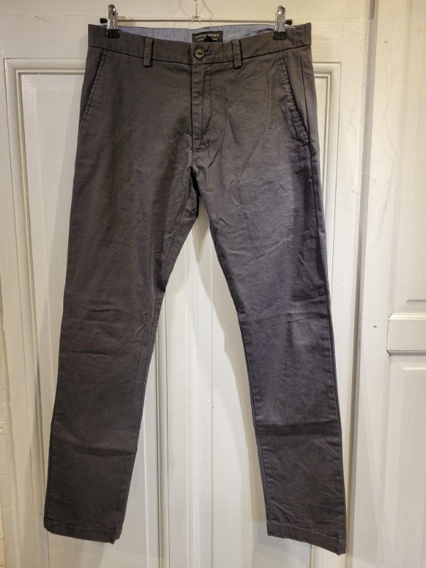 Producto - Pantalón BANANA REPUBLIC gris oscuro skinny chino Talle 32 - PRECIO: 36X