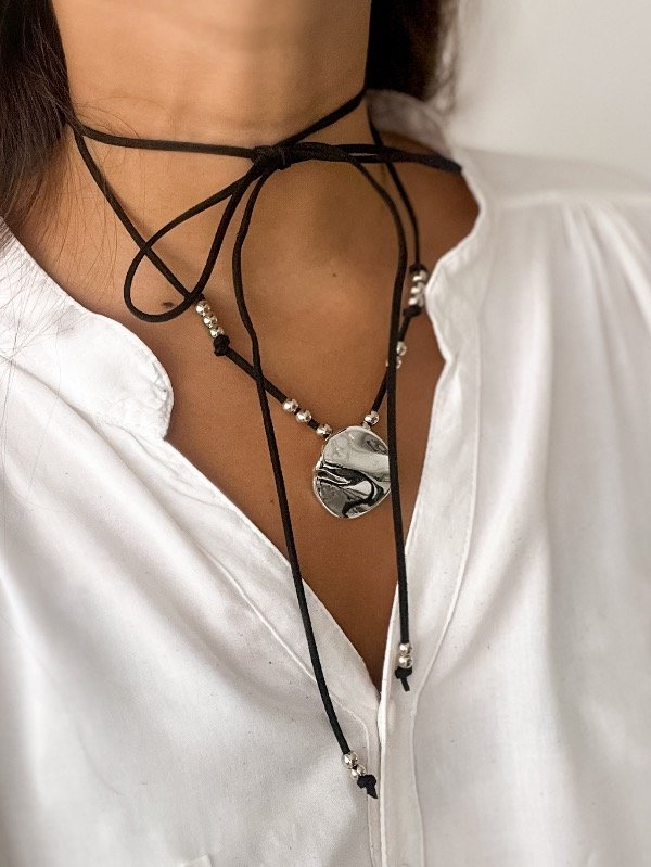 Producto - Collar Medalla Negro Gamuza