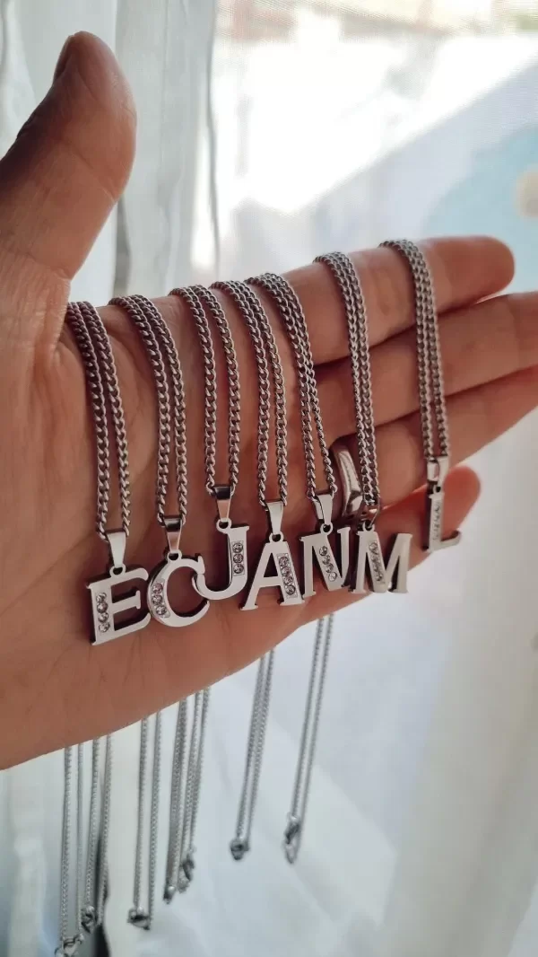 Producto - Iniciales acero quirúrgico con detalles en strass