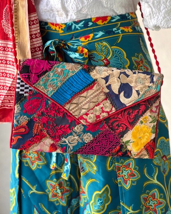 Producto - Sobre Bordado Rojo y Turquesa