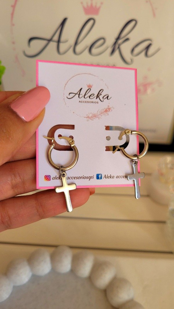 Producto - Argollas con dijes cruz de acero quirúrgico
