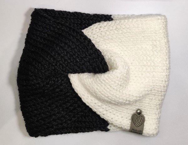 Producto - Cuello cruzado tejido en blanco y negro