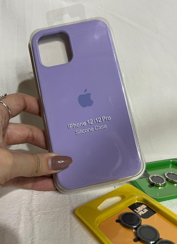 Producto - Iph 12 y iph 12 pro silicona  case lila con felpa