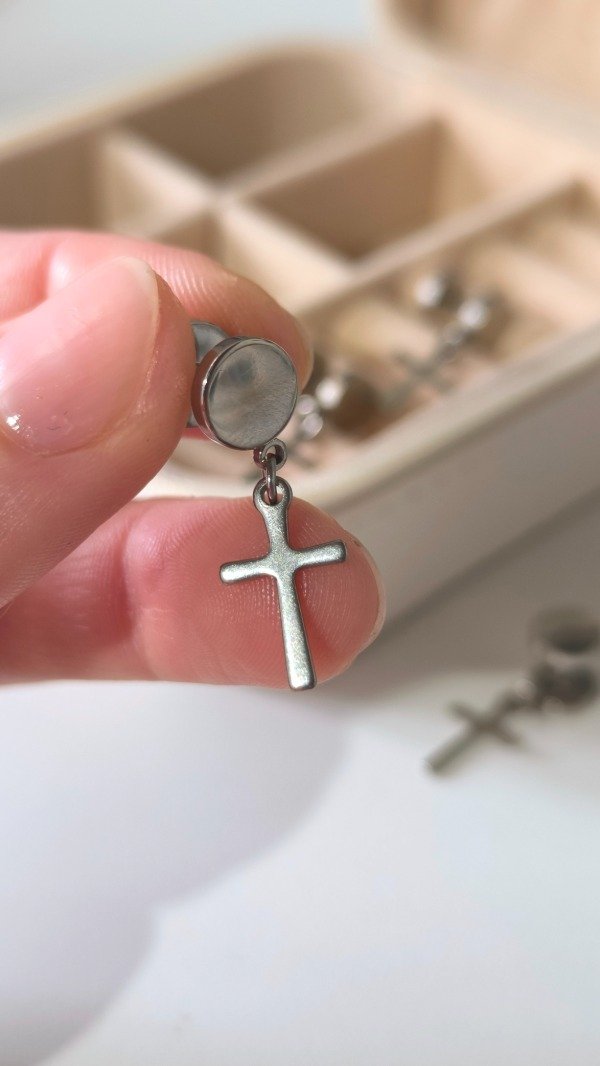 Producto - Aros Piercing Falso expansor Cruz