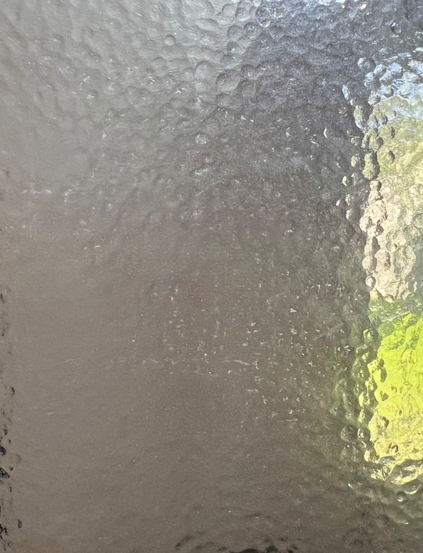 Producto - Vidrio translucido rosa champagne martillado bolita suave 20 x 31 cm