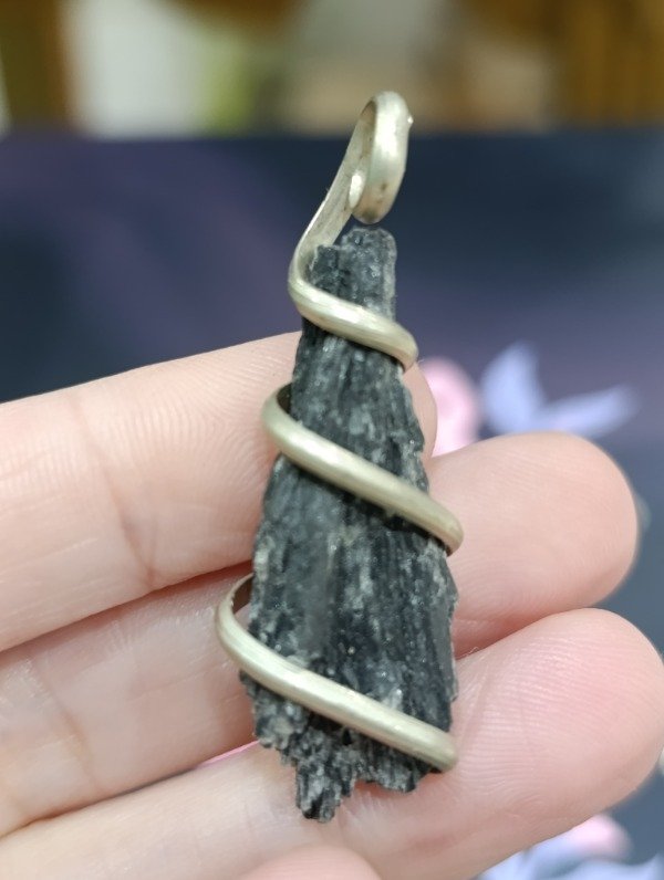 Producto - Dije cianita negra