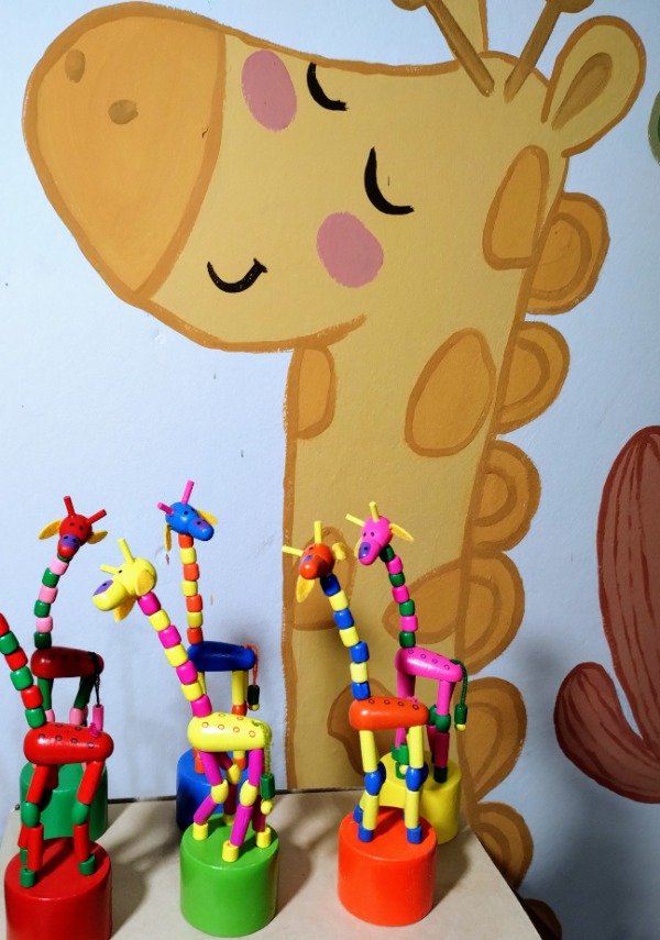 Producto - Jirafa elástica que se desmaya de madera