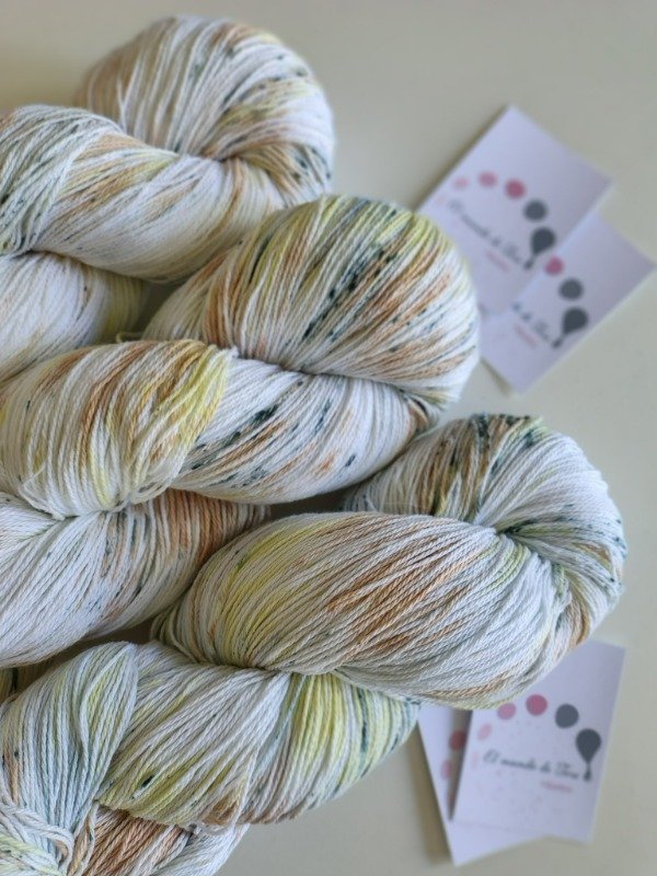 Producto - Hojas de otoño. Fingering - Hilo de algodón 8-3.