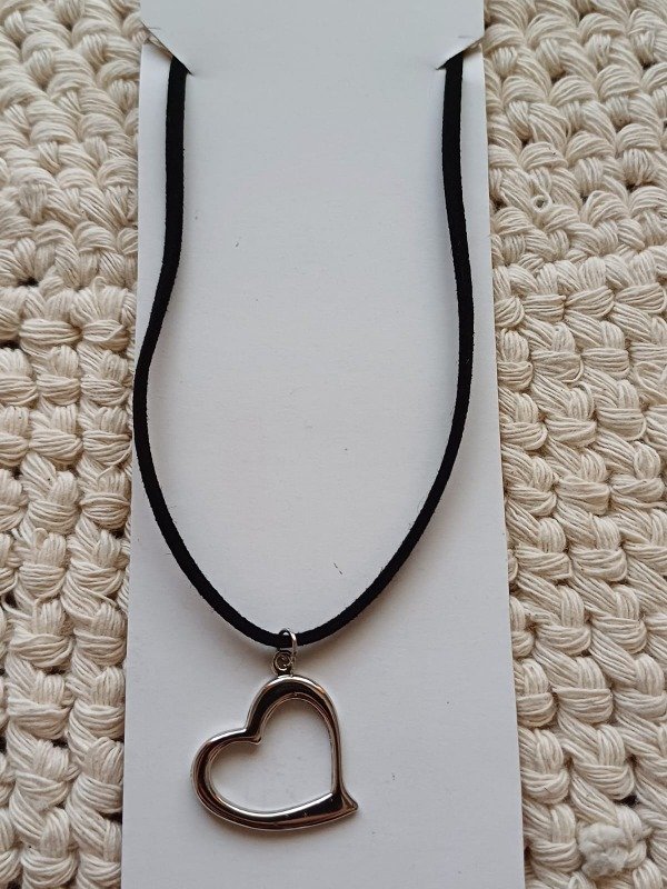 Producto - Collar gamuza corto corazón