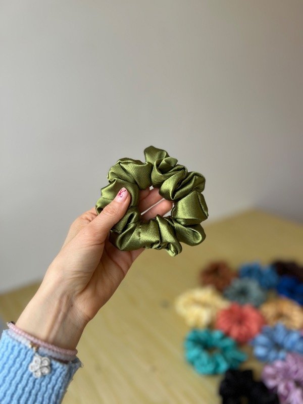 Producto - Scrunchie satén verde oliva - 0