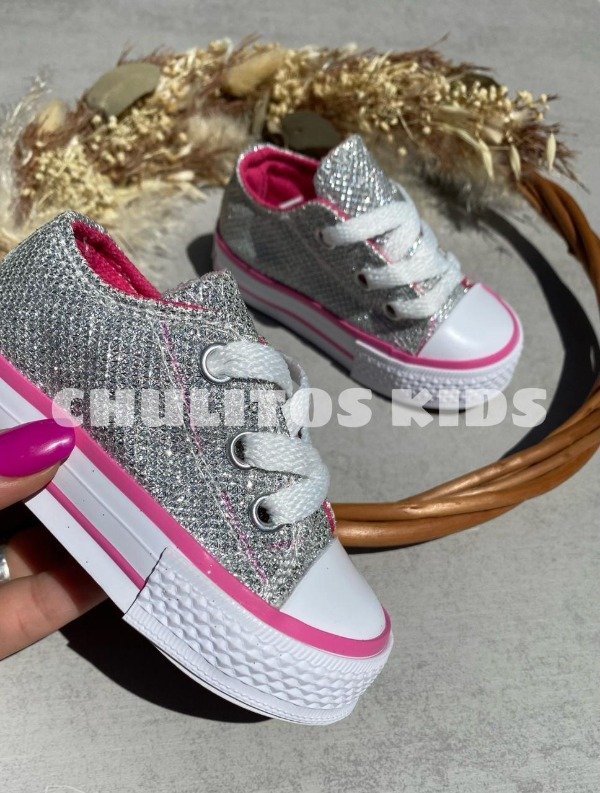 Producto - Zapatilla plateada con brillo