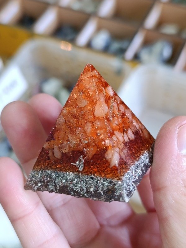 Producto - Pirámide de orgonita rojo