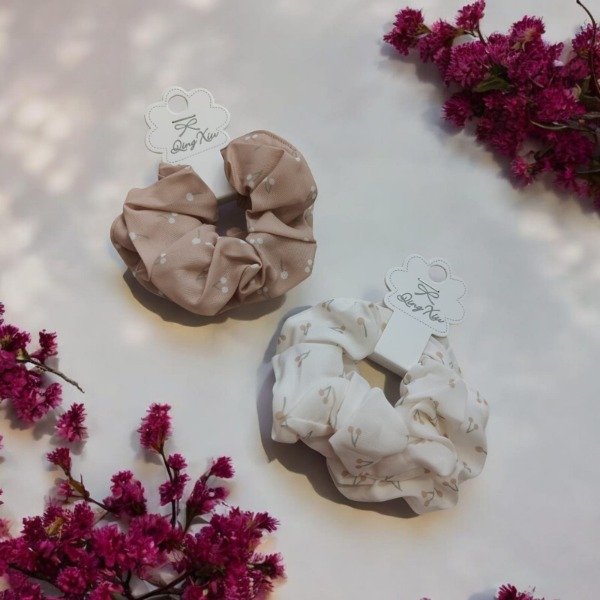 Producto - Par de scrunchies  con cerezas.