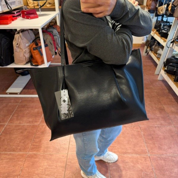 Producto - Cartera Maxi Urbana BERKANA. Elegancia y Organización en un Solo Diseño